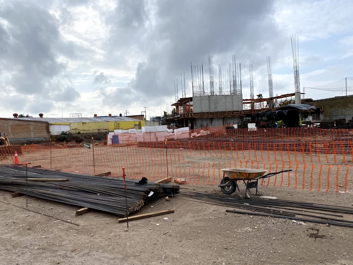 Obra en proceso con acero de refuerzo y columnas armadas
